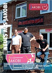 Gemeindebrief 2/2022: v. li. Eva Schneider-Margner, Philipp Saatkamp und Carsten Timpe vor dem Eingang zum Jugendzentrum am neu erworbenen elektrischen Lastenfahrrad