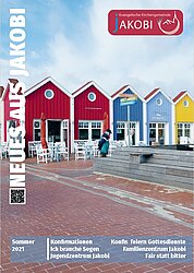 Gemeindebrief Sommer 2021: Verkaufsläden in farbenfrohen Holzhütten in Reihe auf der Insel Langeoog