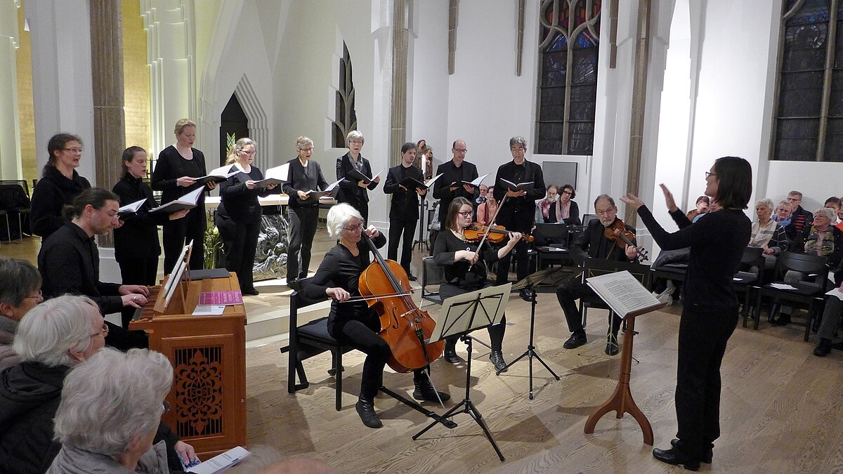 Das Jakobi-Vokalensemble in der Kapelle des Mathias-Spitals mit Musikern und Chorleiterin Lena Puschmann.