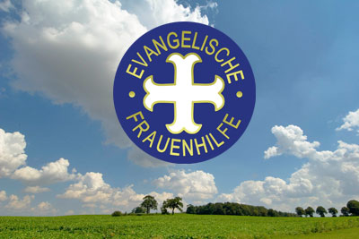 Das Logo der Evangelischen Frauenhilfe vor einer grünen Landshaft und einem heiteren Himmel