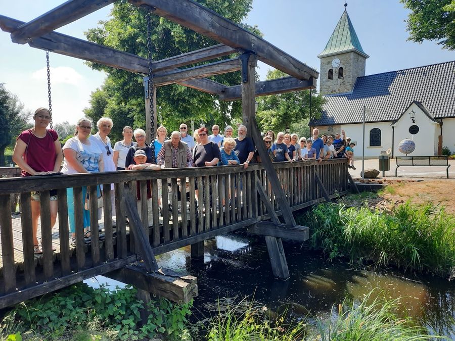 Juni 2023: Kirchenchorausflug nach Venhaus, auf der Brücke vor St. Vitus